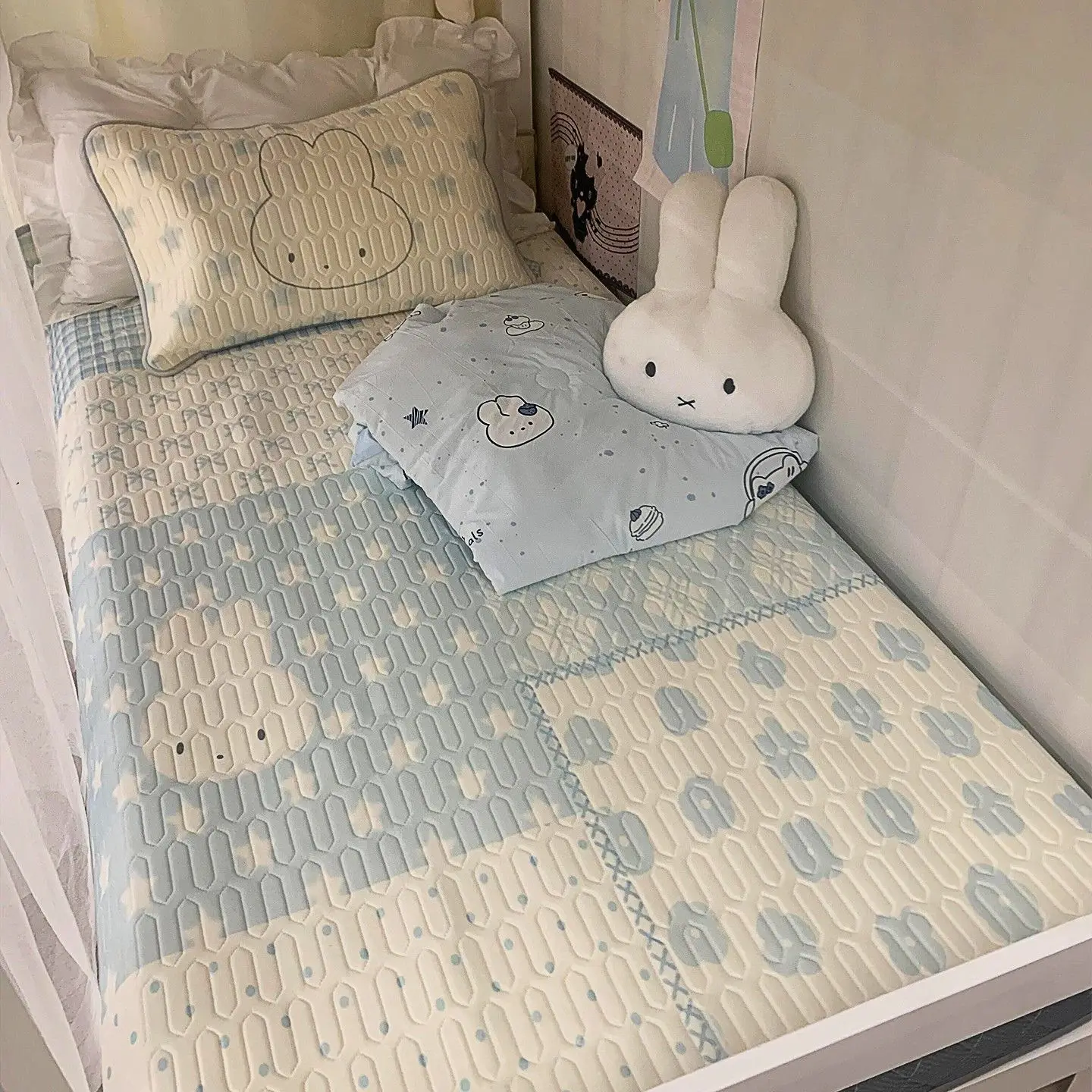 

Breasts Whirring Coolness Silk Latex Mat 1.5 1.8 Breathable Anti-slip Air Conditioning Mat Soft Comfortable Cartoon Lovely Cute
