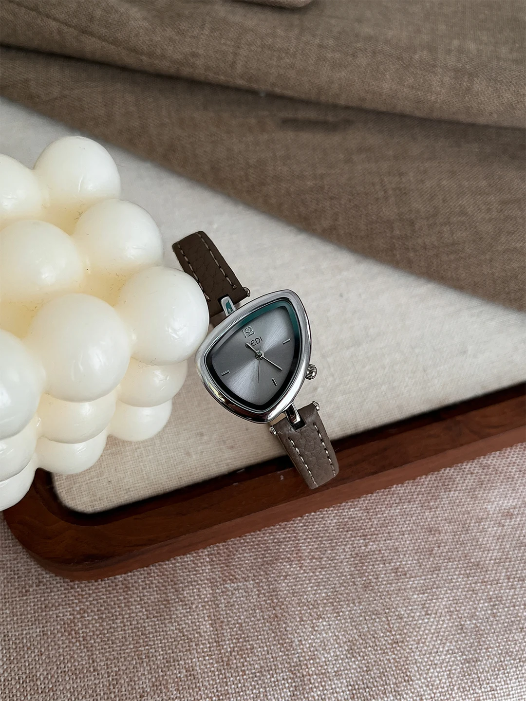 Jam Tangan Wanita Mewah dengan Dial Segitiga Tidak Beraturan dan Tali Kulit, Hadiah untuk Wanita, Jam Tangan Kronograf