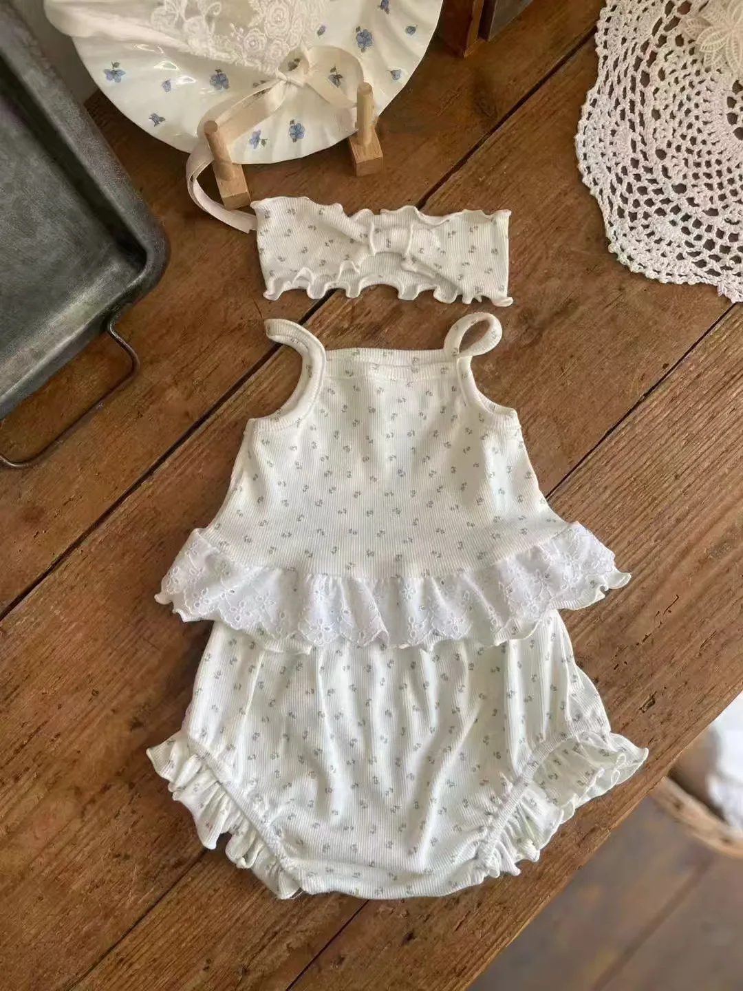 2025 sommer Neue Baby Ärmellose Kleidung Set Nettes Kind Mädchen Spitze Sling Weste + Shorts + Hut 3 stücke Anzug baby Süße Blumen Outfits