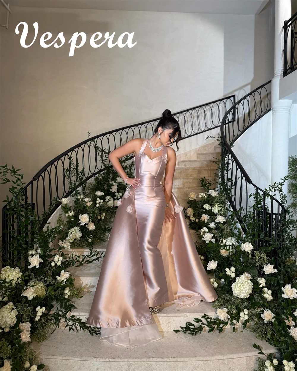 Sukienki wieczorowe satynowe wysokiej jakości szyte na miarę, wykwintne sukienki na powrót do domu bez rękawów typu halter, klasyczne suknie na specjalne okazje.