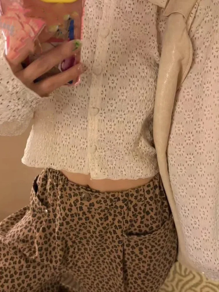 เสื้อเชิ้ตลายดอกแบบเรียบง่าย แขนยาว ปกเสื้อแบบปกเชิ้ต ติดกระดุมแถวเดียว สไตล์ Y2K เสื้อเกาหลีหวานๆ อเนกประสงค์ เนื้อผ้าบางเบา