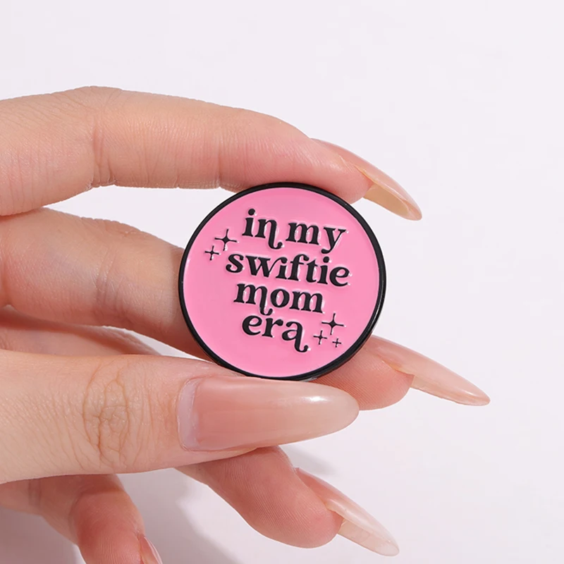 Alfileres esmaltados de poder femenino personalizados en mi Swiftie Mom Era broches insignias de solapa regalo de joyería de corazón de amor rosa para amigos