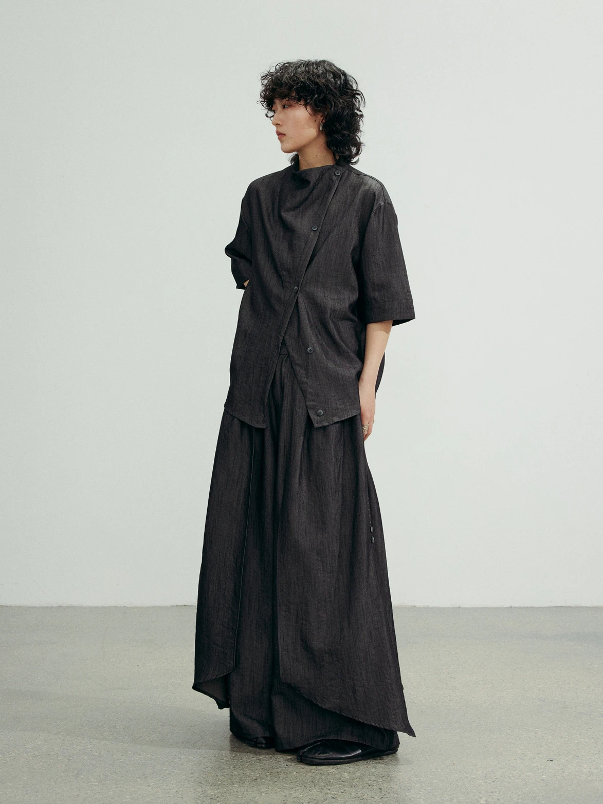 

SUNYVONNE Dark Asymmetric Short Sleeve Loose Fit Shirt Casual Style Breathable Artificial Cotton for Women