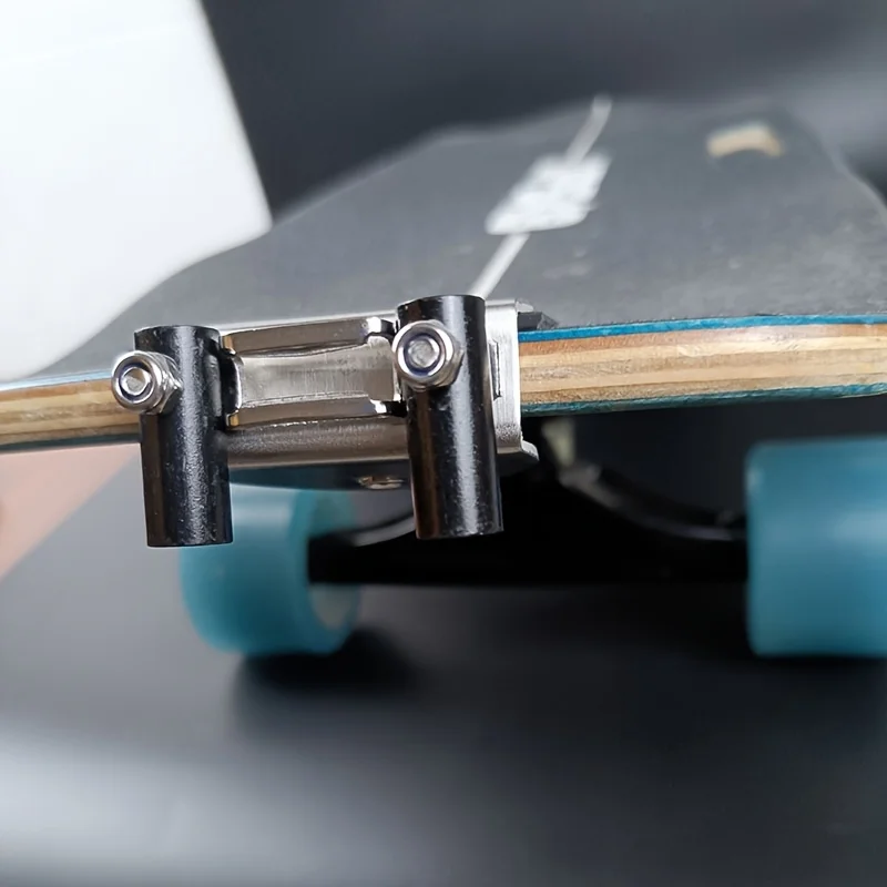 Lustiges Skateboard-Party-Zubehör und Schieß-Requisiten, einschließlich Longboard-Doppel-Kick-Skateboard, Funken-Zündgerät, einfach zu installieren, ohne Bohren, perfekt für Skateboard-Enthusiasten, Ideal für Nachtfahrten und Feiertage, Weihnachtsfeiern, Halloween-Geschenke für Skateboard und Hobbys