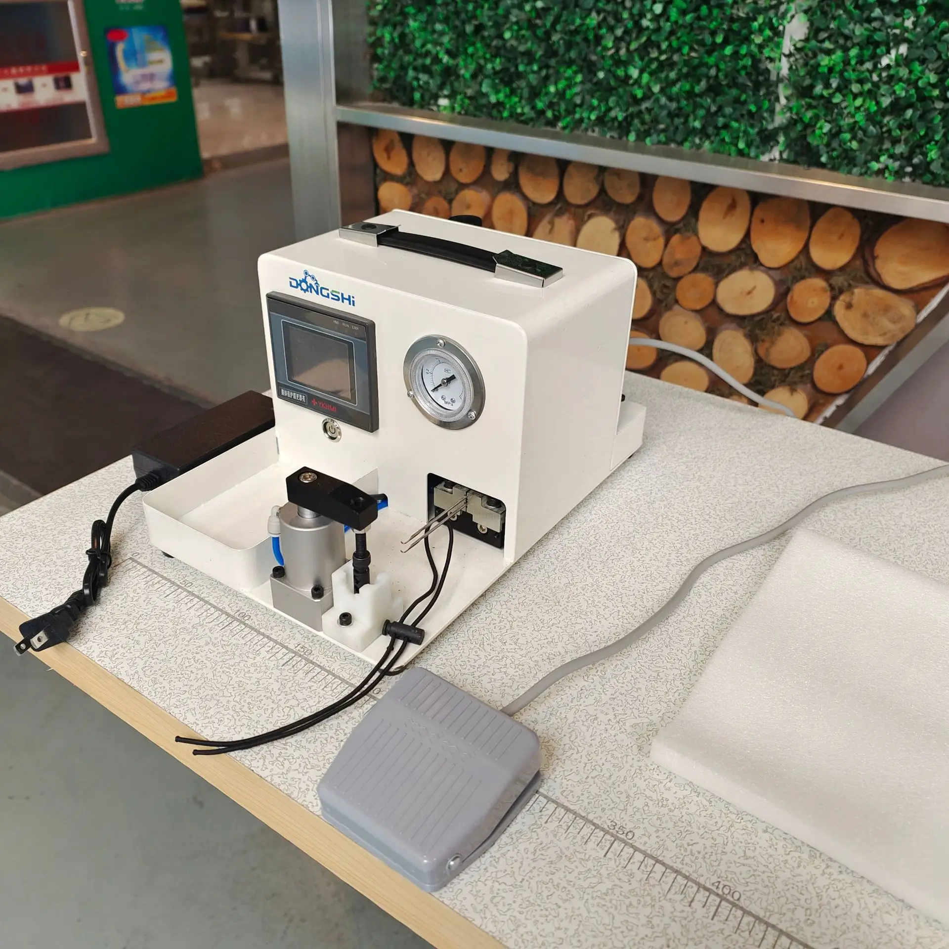 XH-002 Elastic cord threading machine for backpacks, laundry bags, etc.; portable elastic cord threading machine