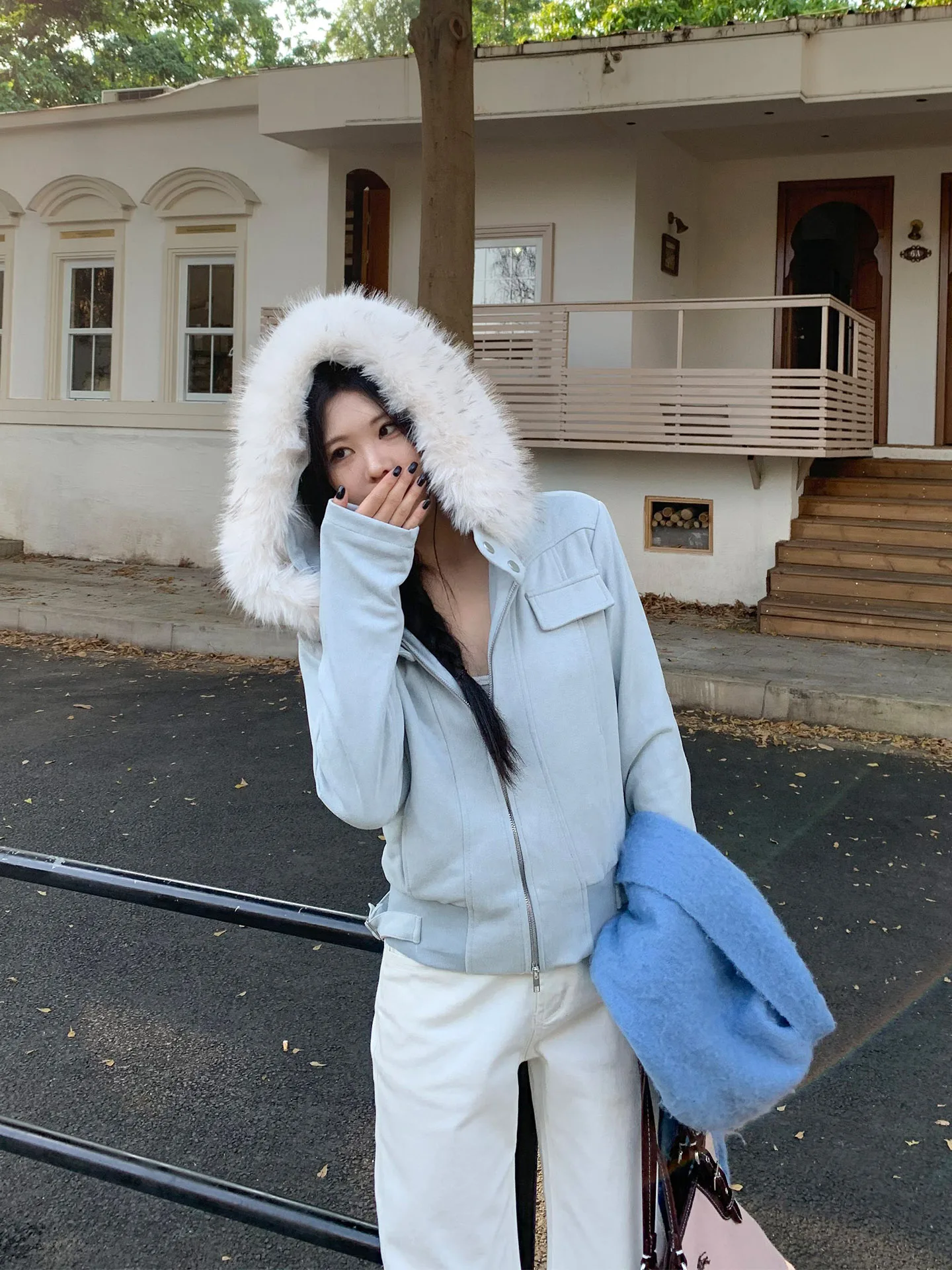 

Американская замшевая куртка с капюшоном, женская повседневная свободная куртка-топ с эффектом похудения, с большим меховым воротником, осенний дизайн, повседневная, с завязками на талии