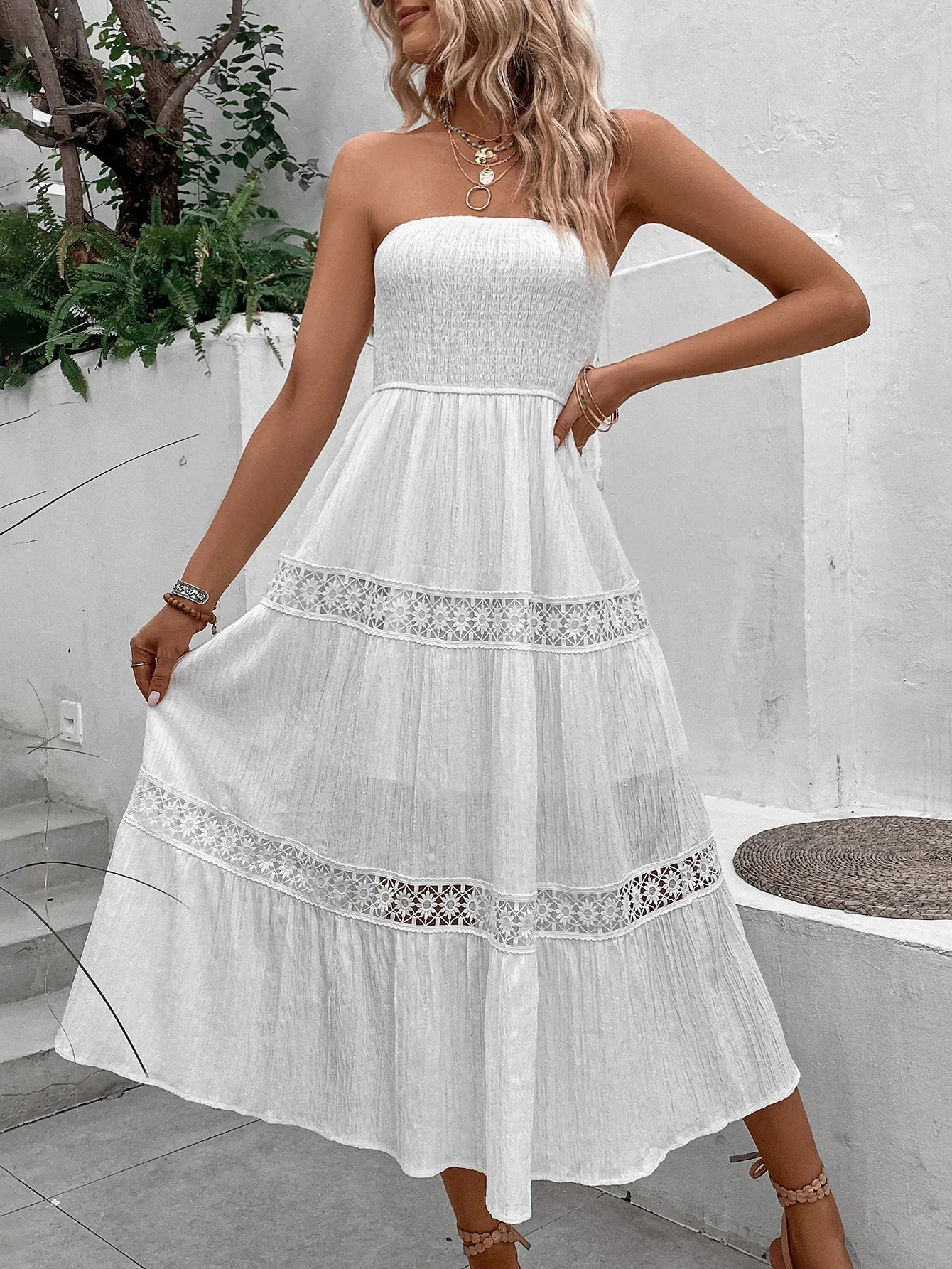 Weißes Smok-Kleid mit Guipure-Spitzenbesatz und Rüschensaum