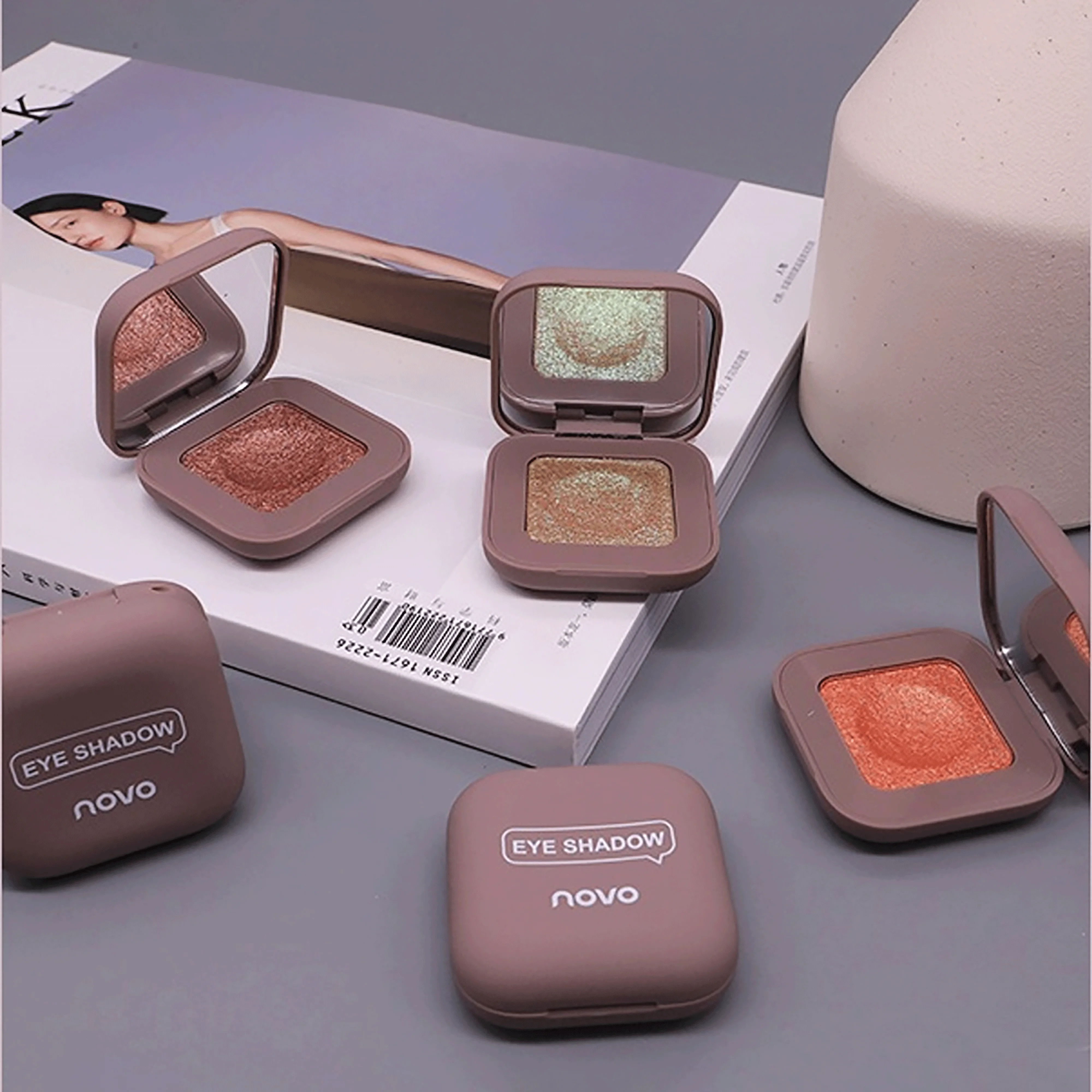 NOVO フラッシュ パール調 モノクローム アイシャドウ ハイライト用、普段使い、パーティー、ステージパフォーマンスに最適。