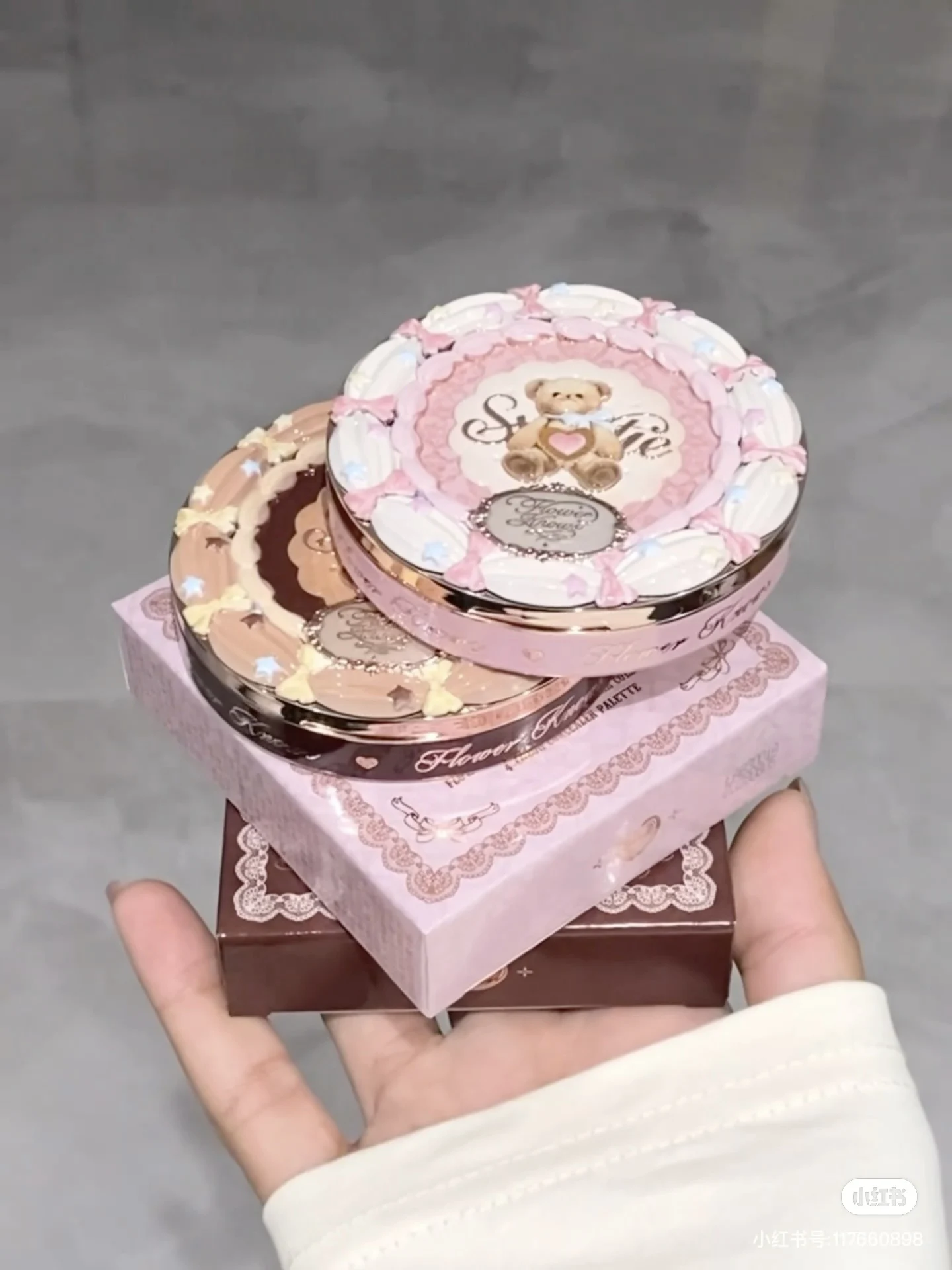 フラワーノーズスイートベア3色コンシーラー、ニキビ跡、くすみ、くまをカバーするパレットクリームコンシーラー、長時間持続するサークルフェイスファンデーションクリーム