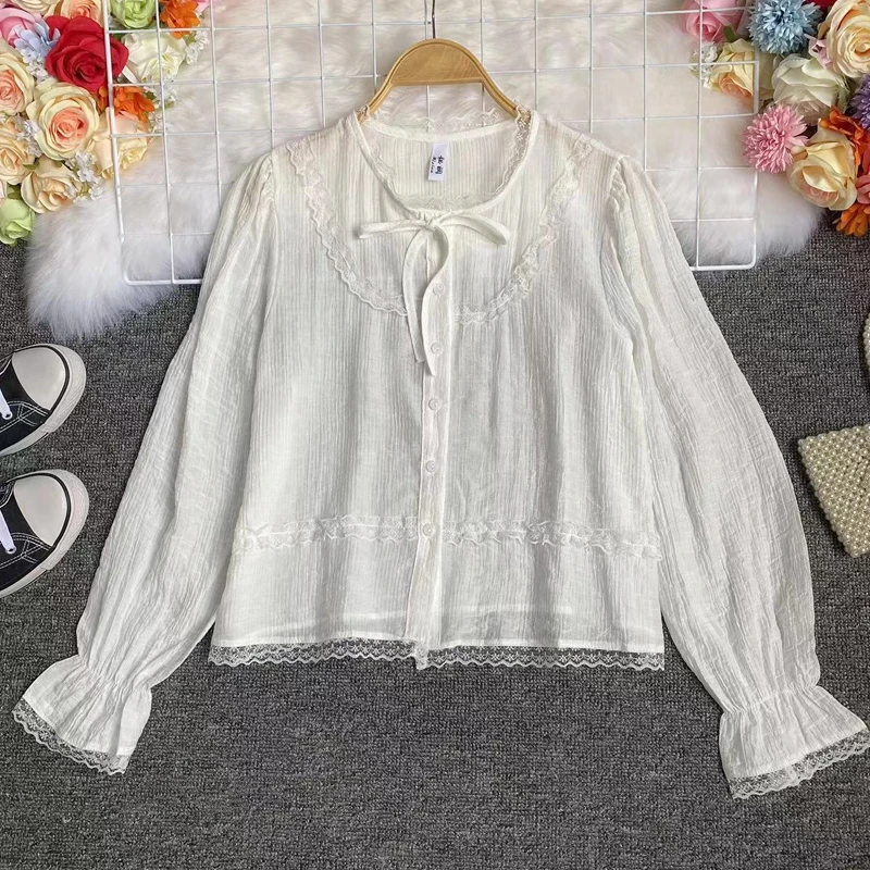 

Шикарная короткая рубашка с кружевной отделкой, женская стильная блузка для ранней осени, свободный универсальный дизайн, корейский стиль, с длинными рукавами-фонариками