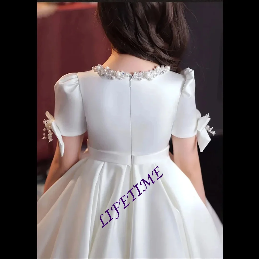 Maßgeschneidertes weißes Blumenmädchenkleid für die Hochzeit, Schleife, Perlen, hohe Taille, kurze Ärmel, Kindergeburtstag, Party, Erstkommunionkleid