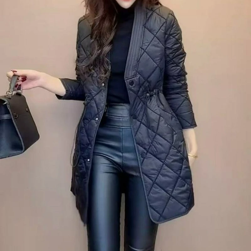 تصميم خريف وشتاء أنيق للسيدات لعام 2026 من سترة مبطنة بالقطن للتخسيس على شكل حرف V وخصر على شكل حرف V للنساء