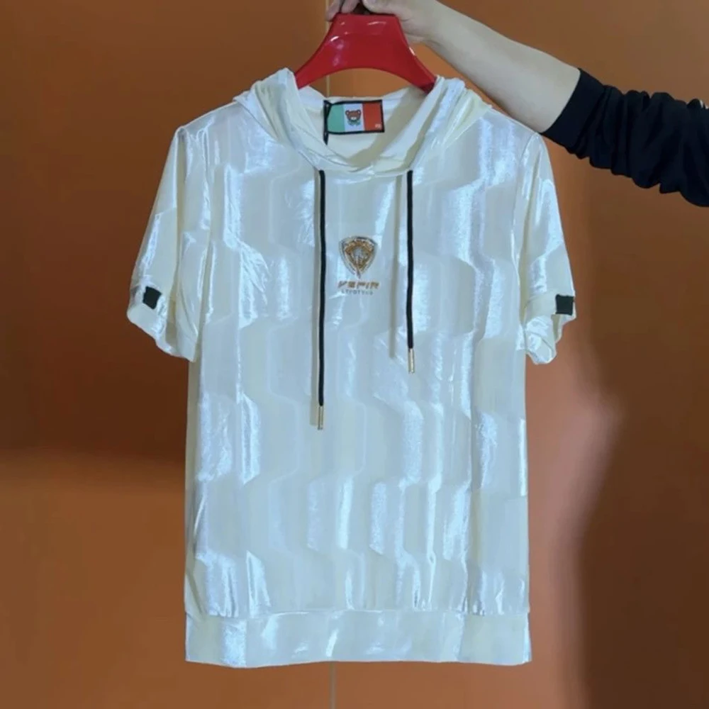 Herren T-Shirt Weiches Glattes Kapuzen-T-Shirt Sommer Streetwear Mode Atmungsaktiv Vielseitig Trendiges Kurzarm-Oberteil Herrenbekleidung 2026