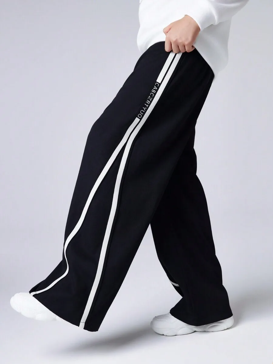 

Черные широкие спортивные брюки с белой полоской для мальчиков