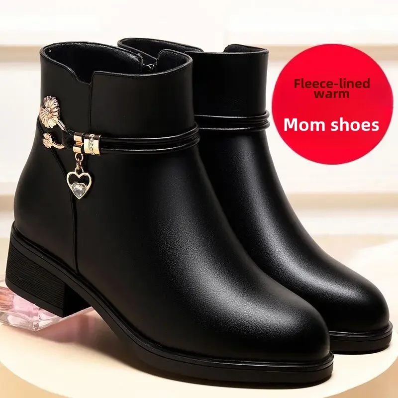 Botas de invierno impermeables de cuero cálido para mujer, botas de algodón para madre, botas de nieve de felpa de tacón medio negras a la moda, botas cortas de suela suave