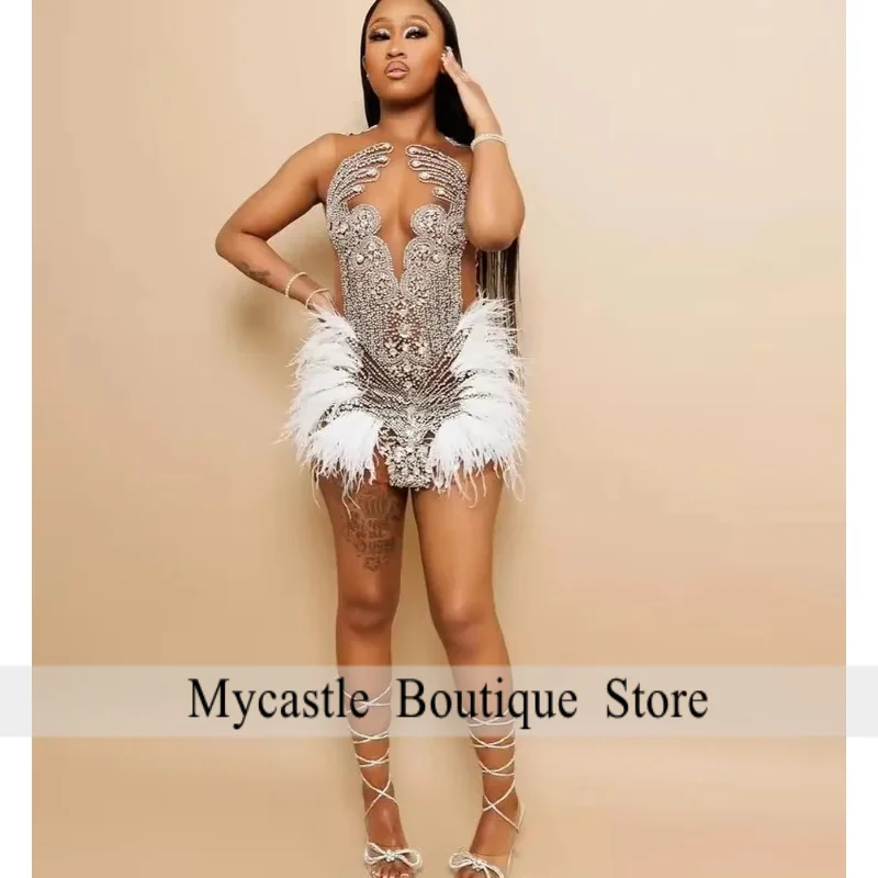 Maßgeschneiderte sexy kurze Heimkehr-Partykleider 2025, weiße Pailletten, Federdekoration, Geburtstags-Cocktailkleider