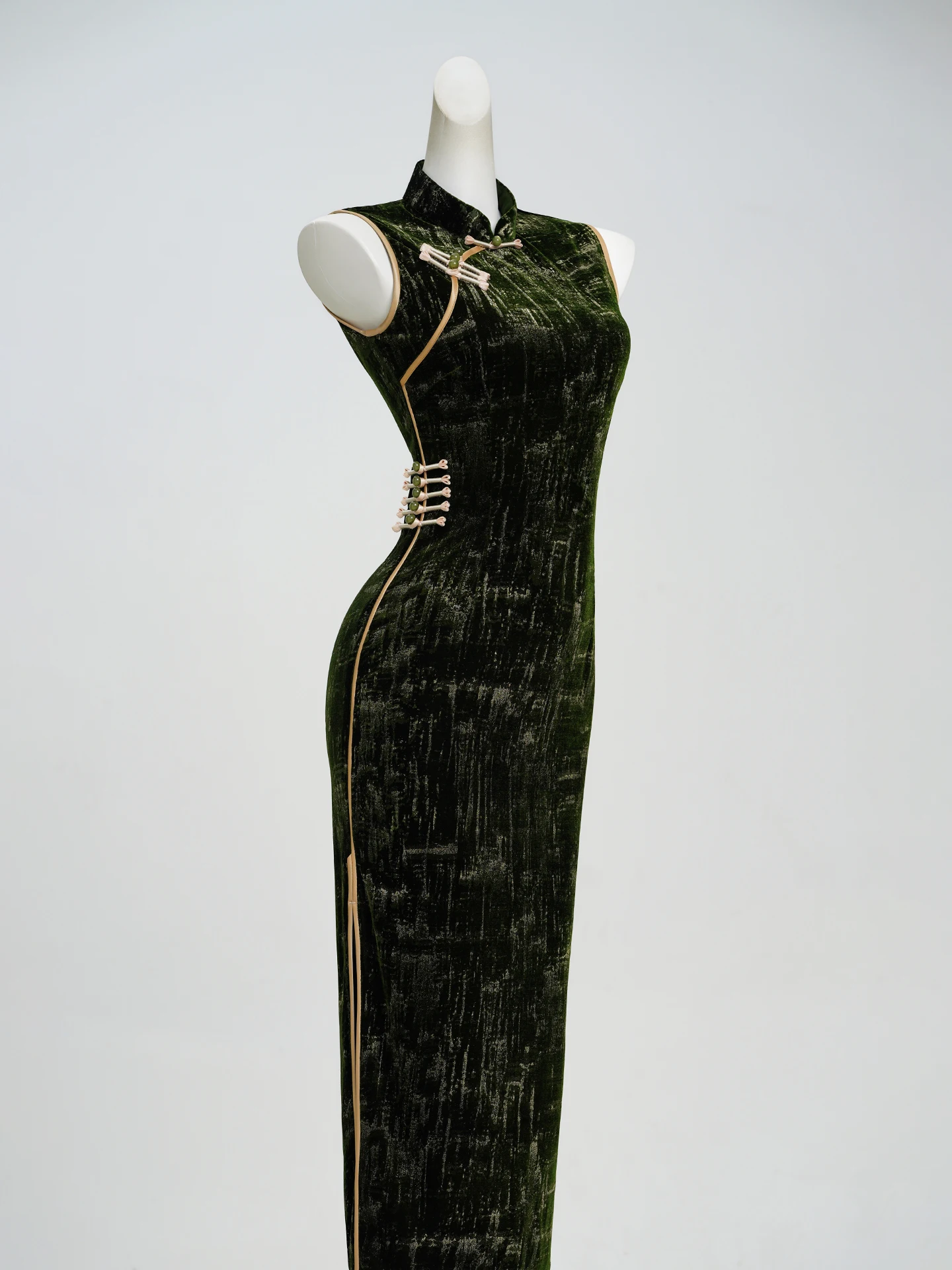 

Новое винтажное длинное ципао из бархата для женщин: осенняя коллекция, элегантный китайский дизайн, высококачественное исполнение