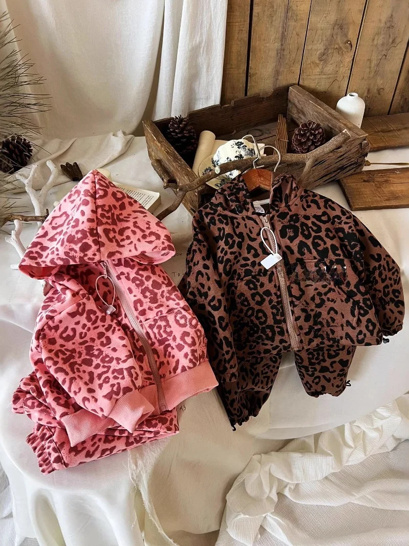 

Осенний комплект Faion для девочек, новинка 2023 года, корейская версия, детский открытый кардиган с леопардовым принтом, толстовка с капюшоном, комплект из двух предметов для малышей