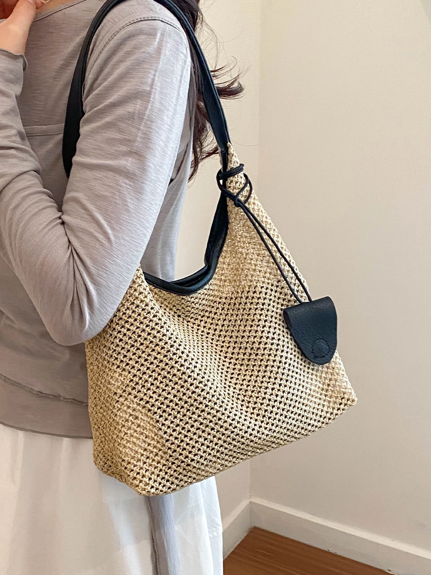 

Women's Straw Woven Tote Bag Large Capacity Summer 2026 New Style Beach Vacation Shoulder Bag Casual Simple Style Commuter Bag