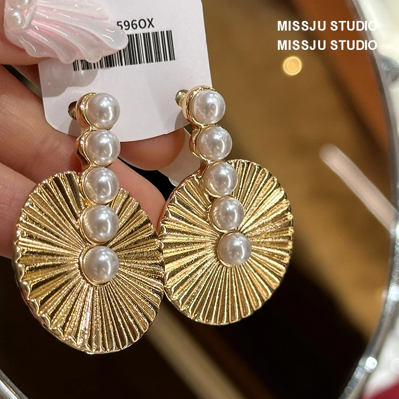 Lingzhi Wu Vintage Elegant Fan Pearls Earrings Mystery Exquisite Ear Decoration Personality Elegant New Arrival