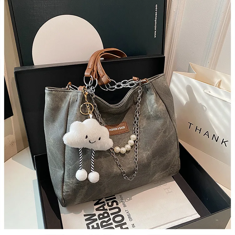 Damen Tie-Dye Denim Schultertasche mit Wolkenanhänger und Perlenkette – Lässige Alltags- und Schultasche für Damen – Detail 25