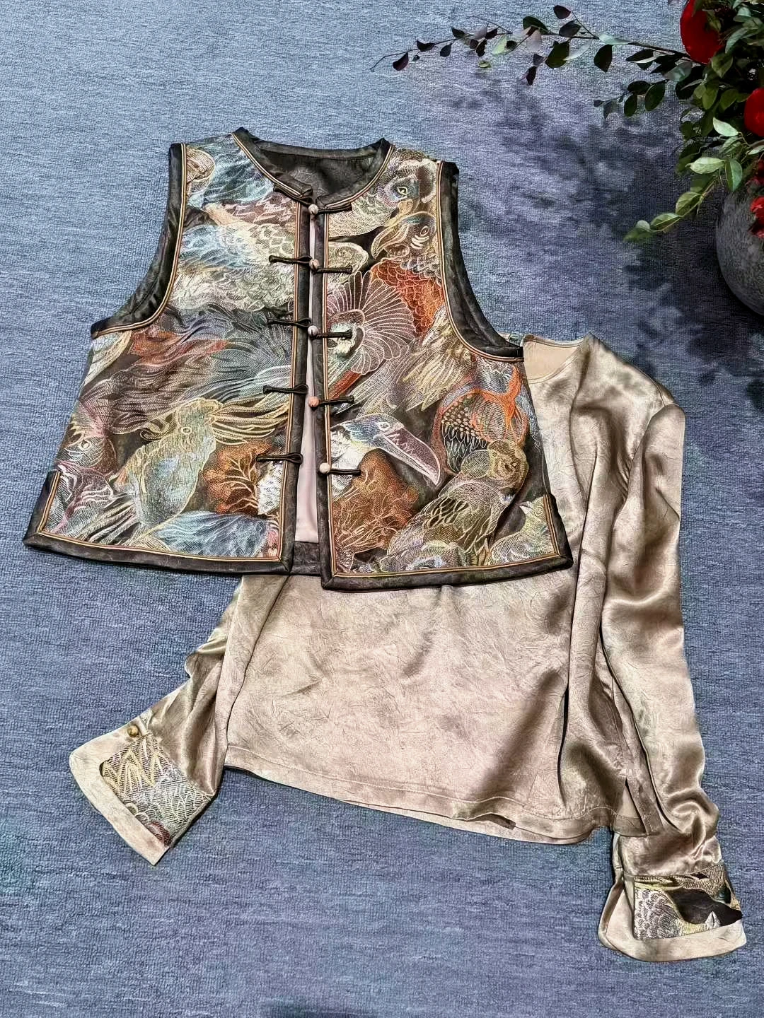 

Новый китайский топ-жилет из ацетата с тяжелой вышивкой в стиле Old Money, модный, свободного кроя, с круглым вырезом, без рукавов, женский топ