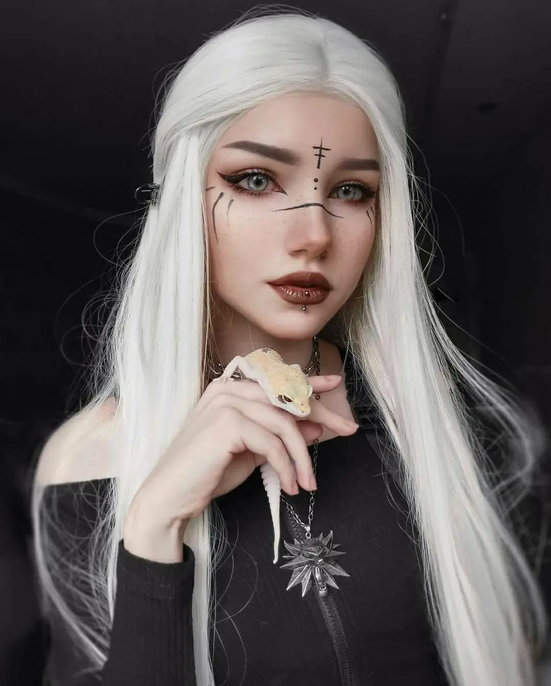 

Long White Straight Wig White Hair Wig for Women Heat-resistant to Reuse White Hair Wigs Halloween Cosplay Costume Party Wig