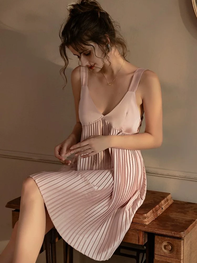 ثوب نوم نسائي فاخر من الساتان لعام 2025 - فستان بفتحة رقبة على شكل V عميقة ومفتوح من الخلف، ملابس مريحة أنيقة لربيع وصيف