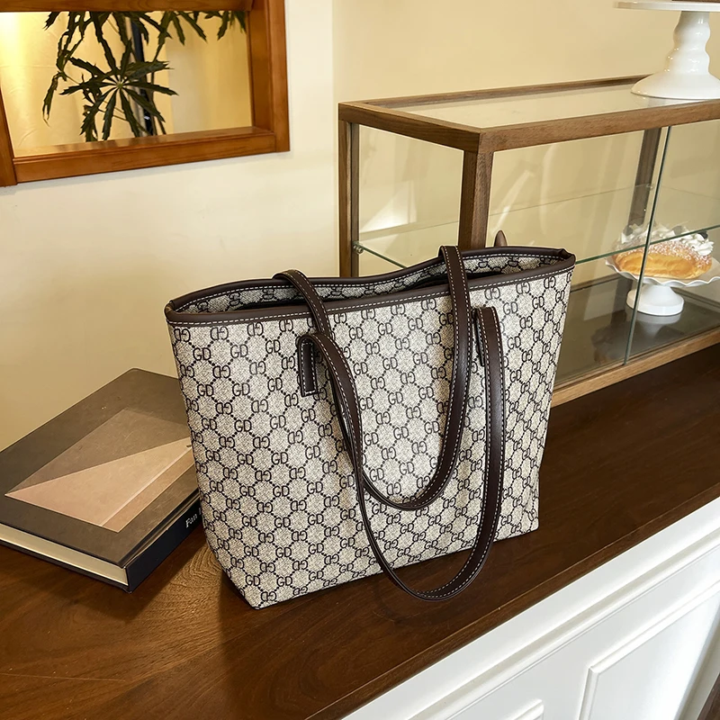 High-End Exquisite Crossbody Bag - Modern Niche Trendy Versatile Design Suits Women's Sweet Retro Casual Fashionable Use