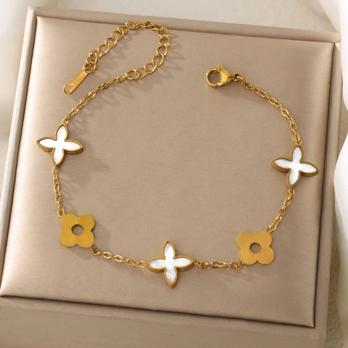 1 Piece Mother-of-Pearl Classic Monogram Bracelet, Trendy & Elegant Bracelet (color random)
