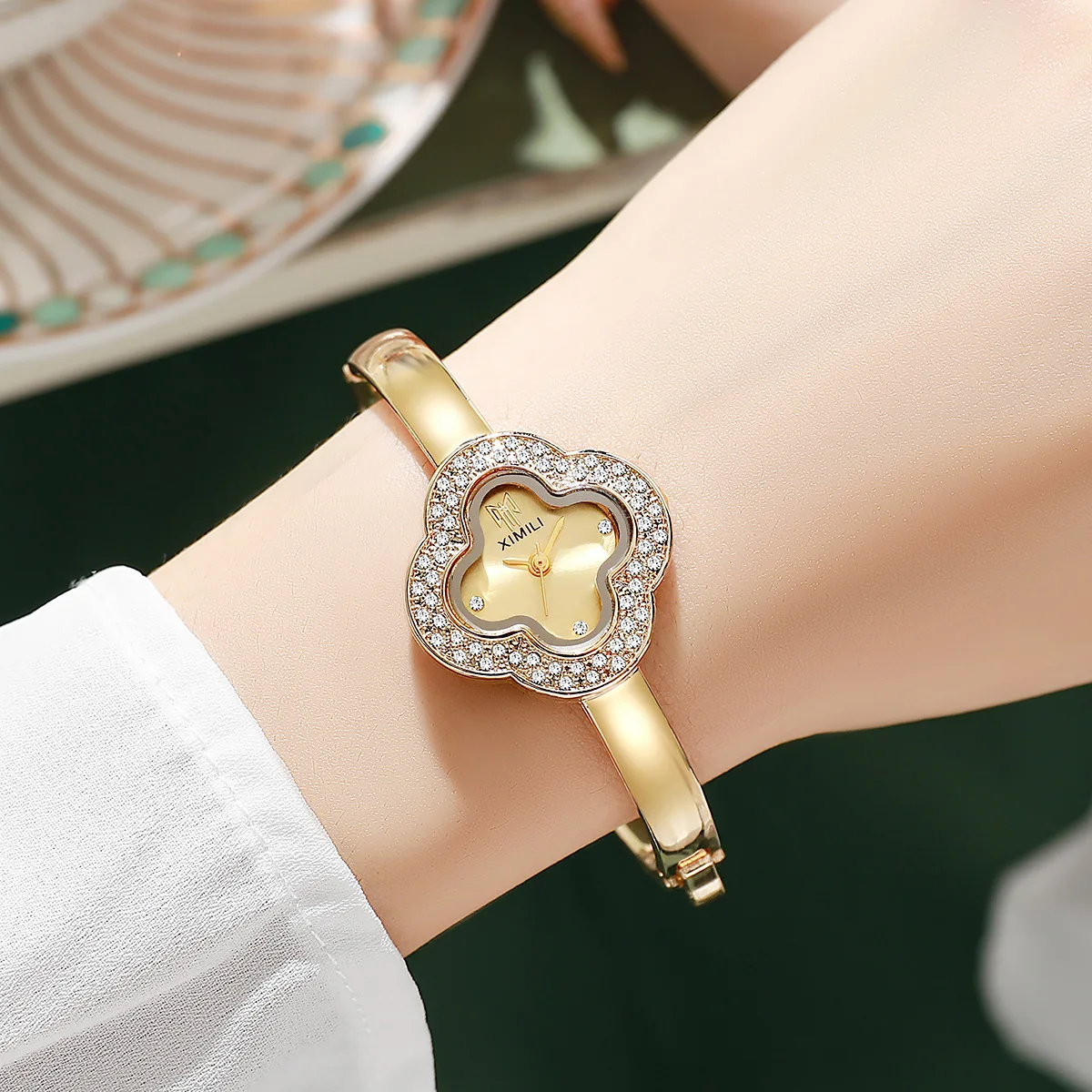 Luxury Niche Design Women Wristwatch Fashion Diamond Inlaid Four-leaf Clover Bracelet Watch Quartz Female Jewelry Clock Gifts