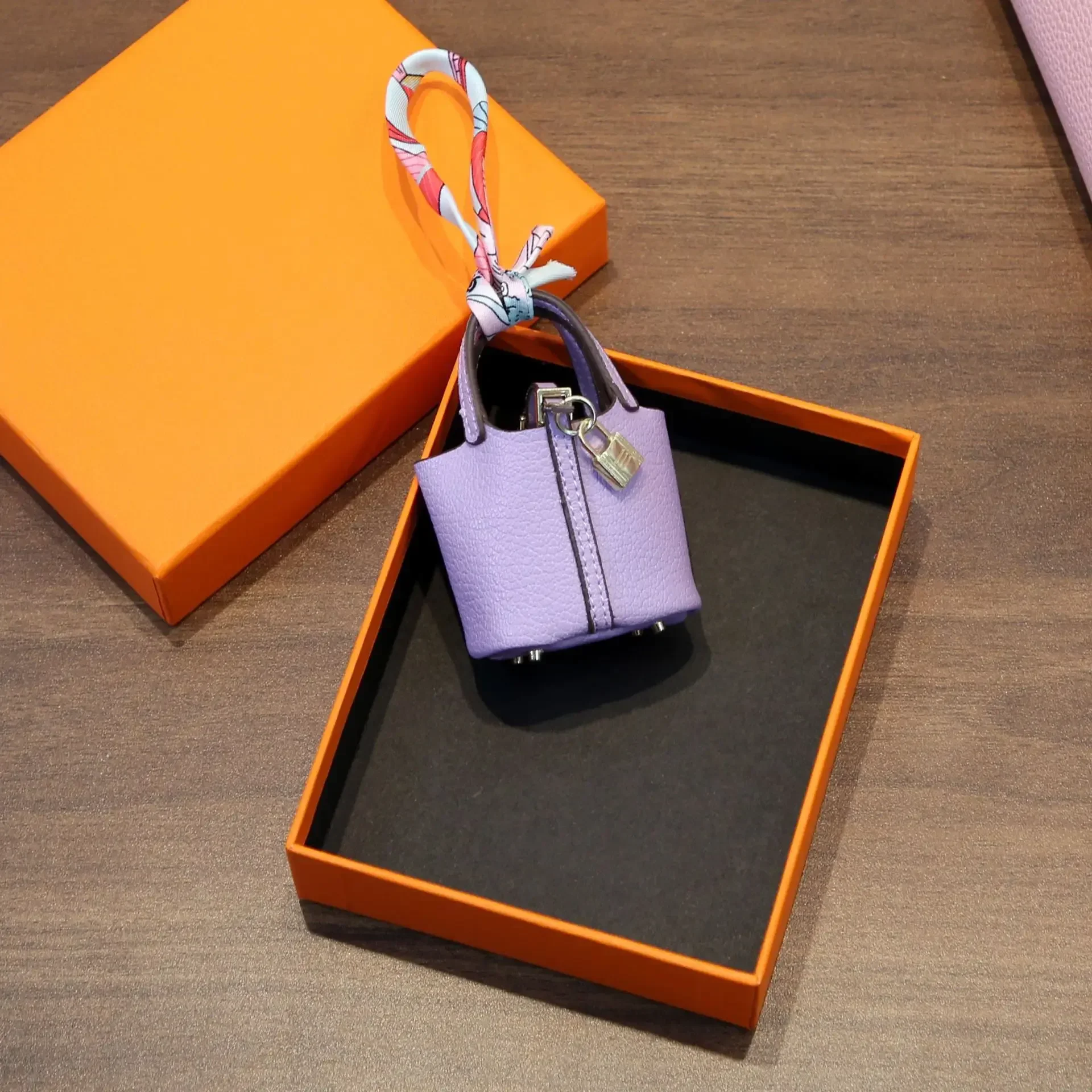 حقيبة جلدية على شكل سلة صغيرة خفيفة الوزن ومدمجة للسيدات متعددة الألوان للاستخدام اليومي حقيبة تخزين سماعات الأذن موديل جديد 2025