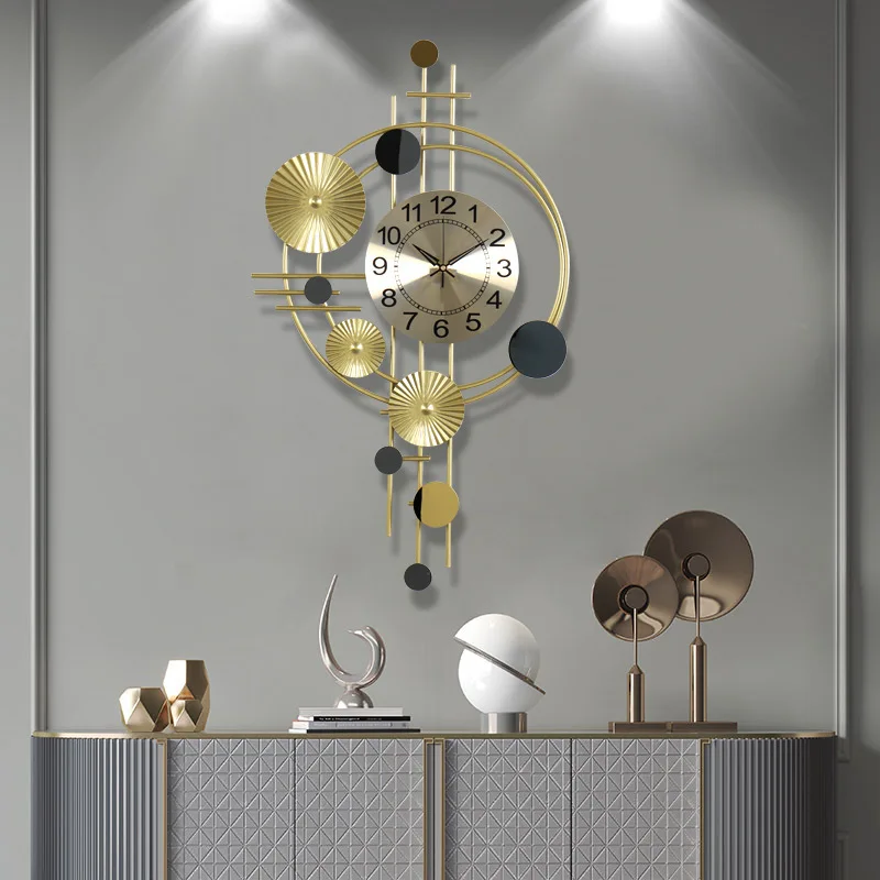 Поживите до старых часов, украшают входную стену гостиной с настенными часами из кованого железа.