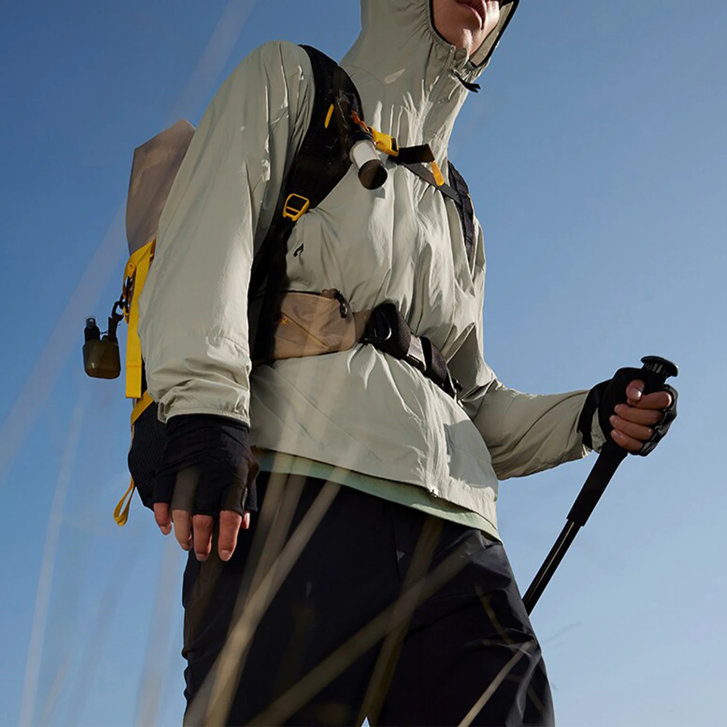 

Официальная аутентичная мужская легкая куртка с капюшоном Adidas TERREX для занятий спортом на открытом воздухе IS0270