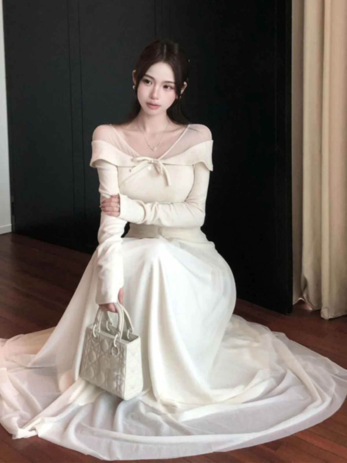 

Вязаный комплект в стиле принцессы: топ на одно плечо и юбка-миди. Элегантный образ для весны и осени. Женский ансамбль.