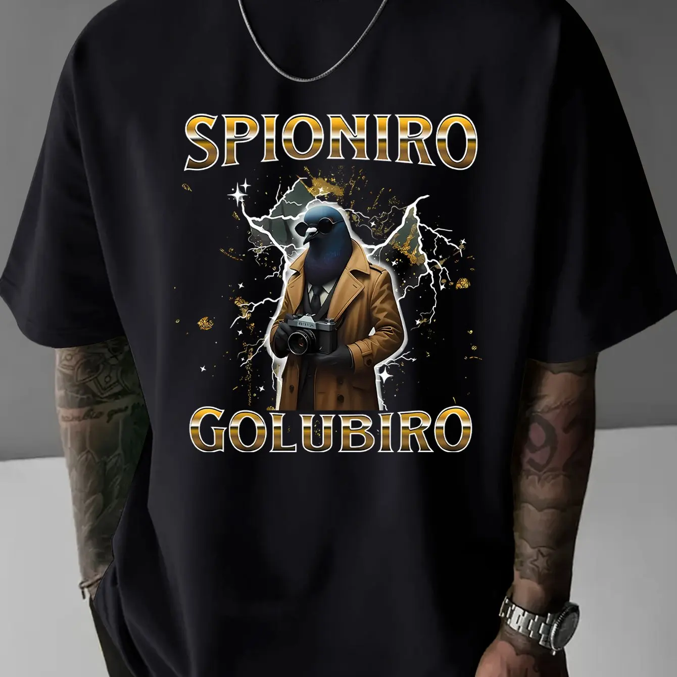 تي شيرت رجالي برسومات زرقاء فاتحة - قميص صيفي كاجوال بتصميم SPIONIRO GOLUBIRO Detective Pigeon مع طباعة جريئة وفن الطيور