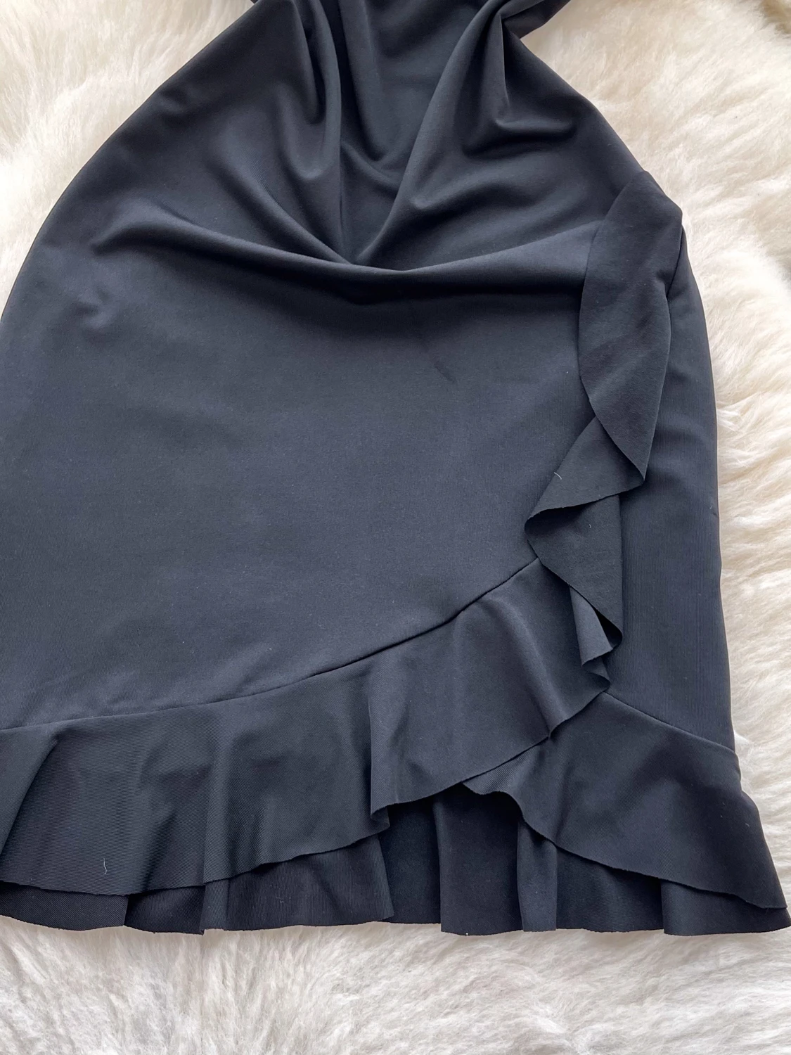 エレガントな黒のノースリーブサマードレス女性の深いVネック非対称ヘムライン花柄レースショートスカートハイウエストAライン韓国スタイル