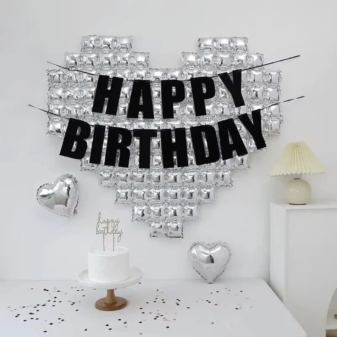 1 Ensemble de décorations de fête d'anniversaire : Ballons géants en forme de cœur mosaïque argentée et bannière noire à paillettes pour fond de scène