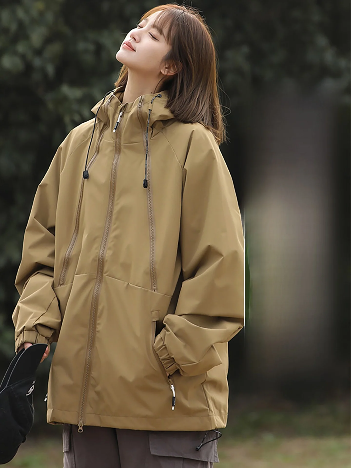 ゆったりとしたフィット感のファッショナブルな女性のアウトドアジャケット春秋の新しいスタイルピュアカラーフード付きコートトレンディなブランドカジュアルアーバンスタイル