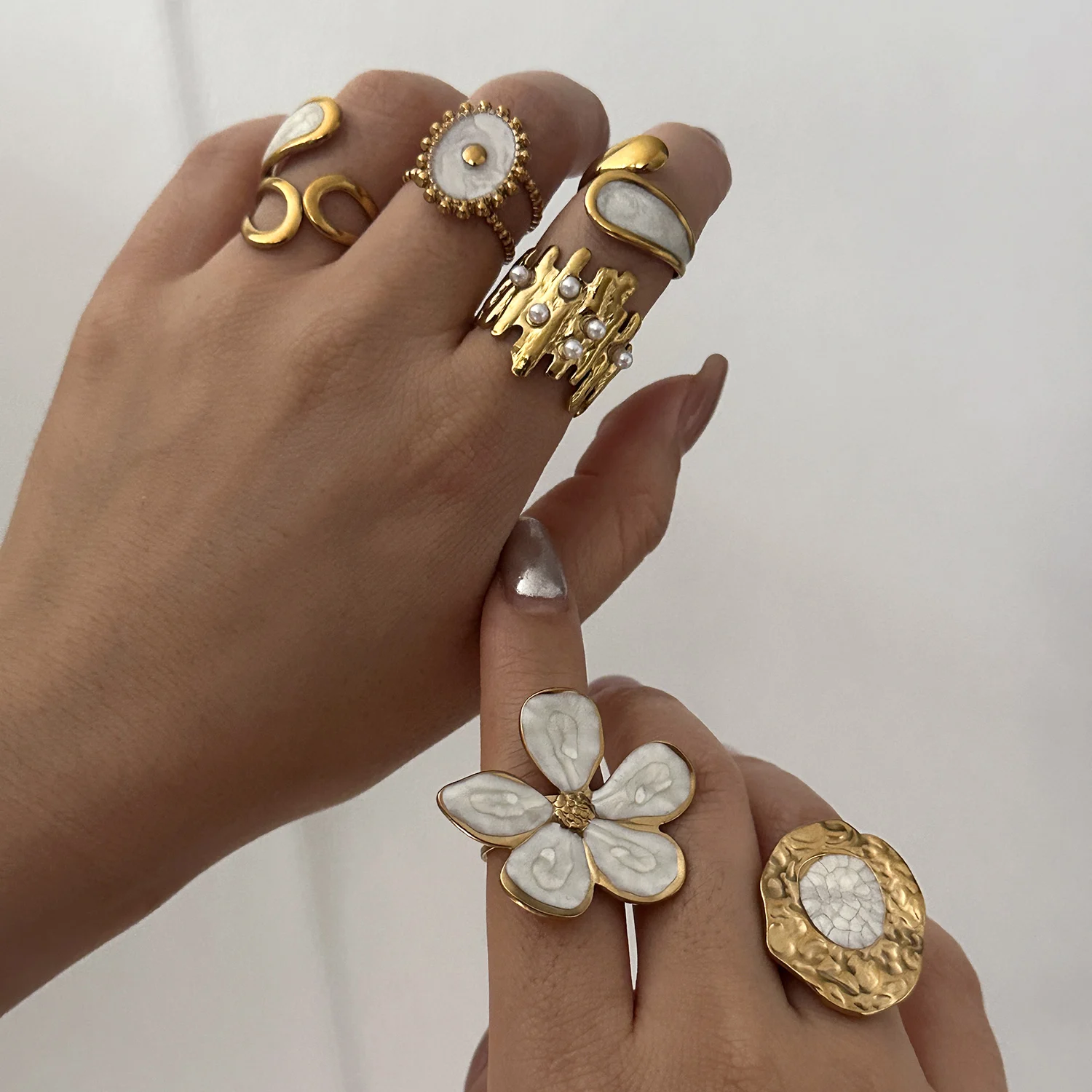 Eleganter Goldfarben-Blumenring für Damen aus Edelstahl mit Weißer Emaille Ovaler Knöchelring Attraktiver Finger-Charm-Schmuck – Detail 2