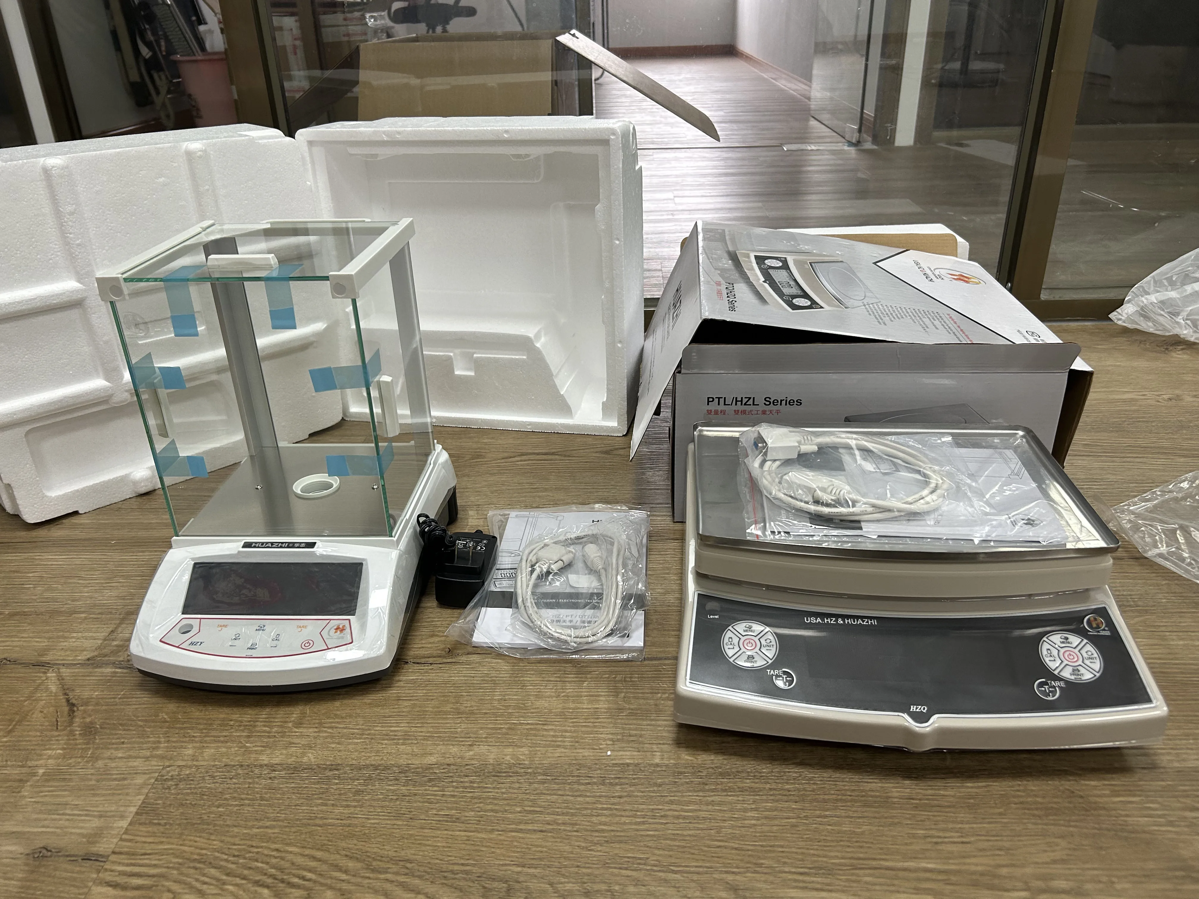 Balanza electrónica analítica con pantalla digital de laboratorio