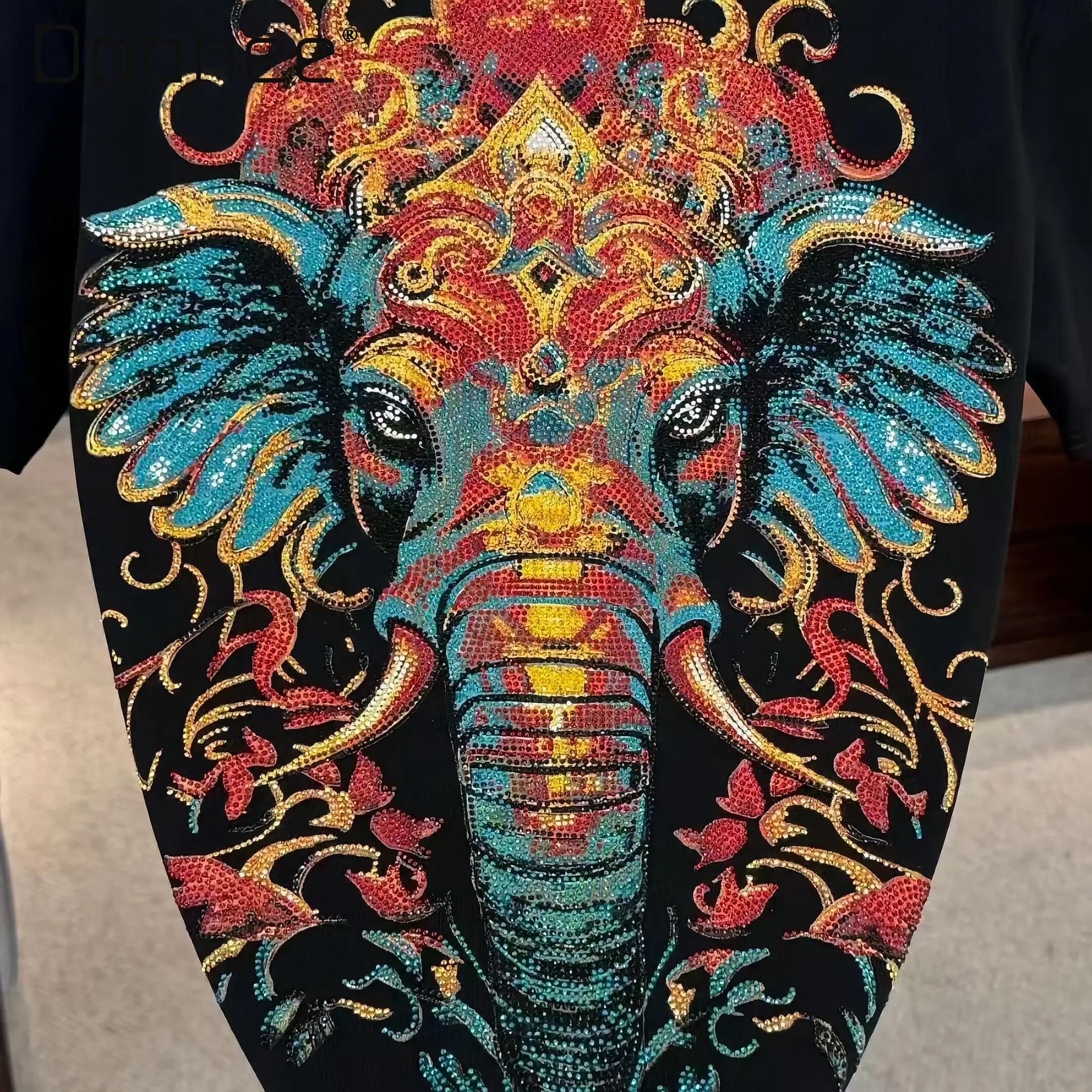 

Новая модная универсальная повседневная мужская футболка с коротким рукавом и круглым вырезом, свободного кроя, с принтом слона и стразами, черная, розовая, белая, коллекция Лето 2026