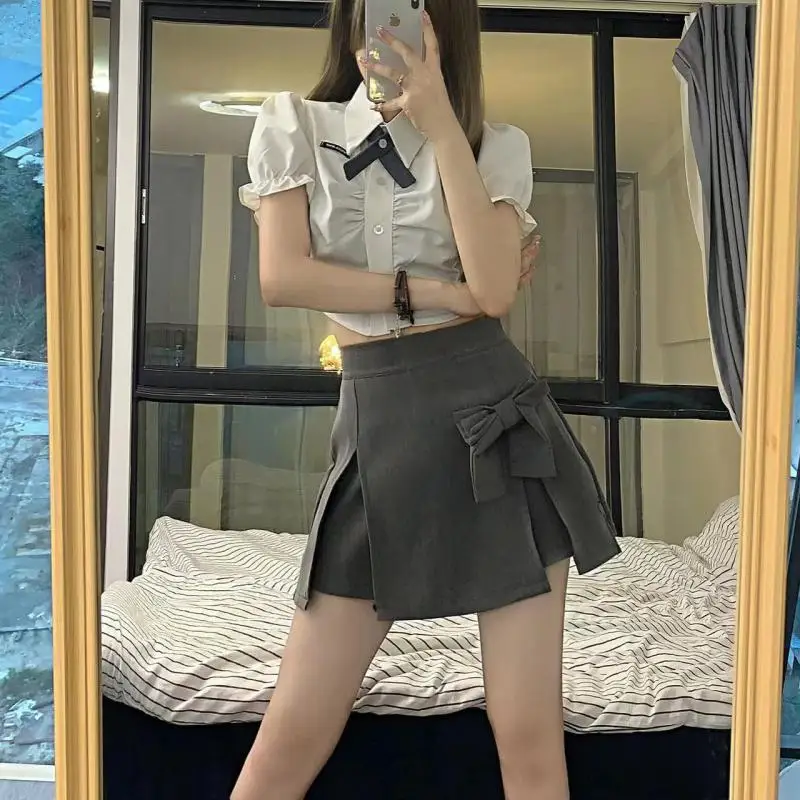 

Весенне-летний женский костюм 2025 года, новая корейская версия, рубашка, жилет, универсальная мини-юбка трапециевидной формы с высокой талией, комплект из двух предметов