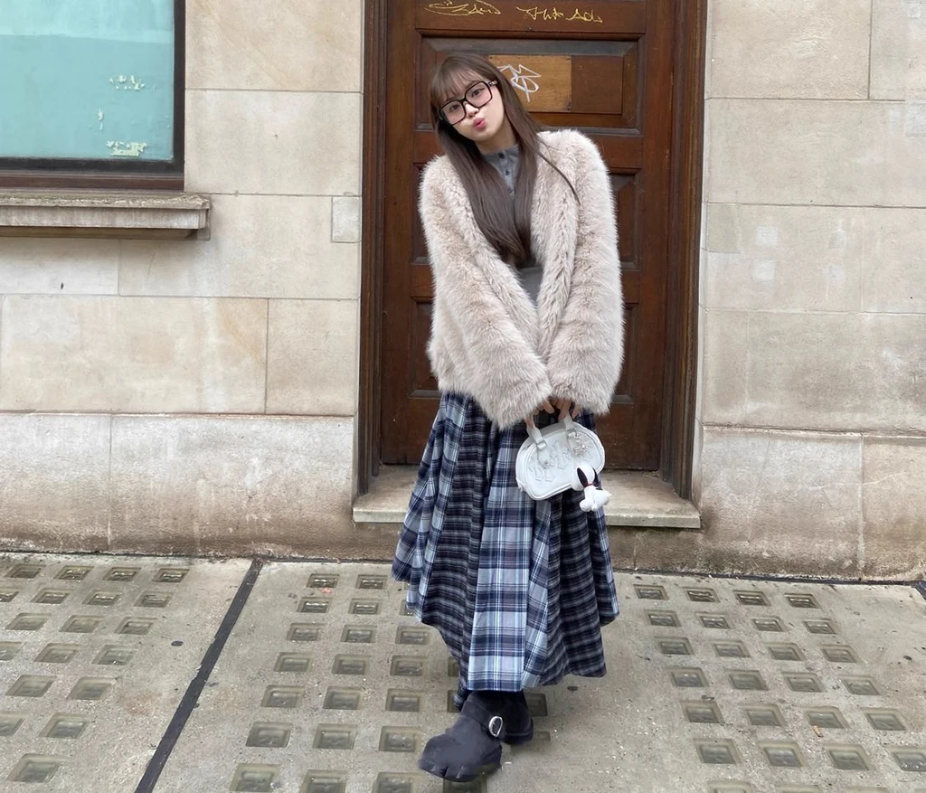 تنورة مربعات باللونين الأبيض والأسود على الطراز البريطاني 2025 تنورة جديدة عالية الخصر وتنحيف وواسعة التأرجح وتنورة MIDI متعددة الاستخدامات ورجعية