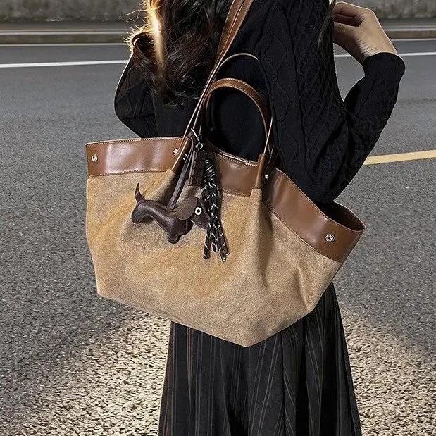 

2026 New Internet Celebrity Contrasting Color Retro Fashion Versatile Matte High Texture Commuting Large Capacity Messenger Bag