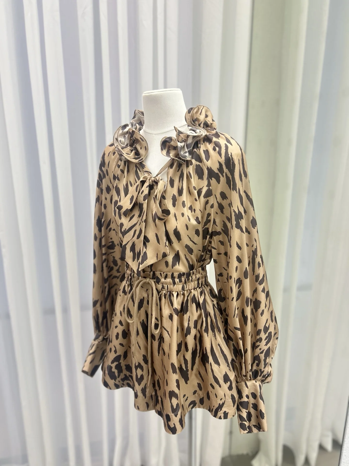 Set da 2 pezzi da donna con stampa leopardata Camicia con maniche a lanterna con colletto con decorazione floreale 3D + pantaloncini in vita elastica Abito vintage in seta 100%