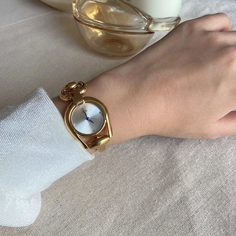 Medieval Vintage Women's Watch Exquisite Round Bracelet Fashion Niche Women's Bracelet Gift Elegant Women's Quartz Watch