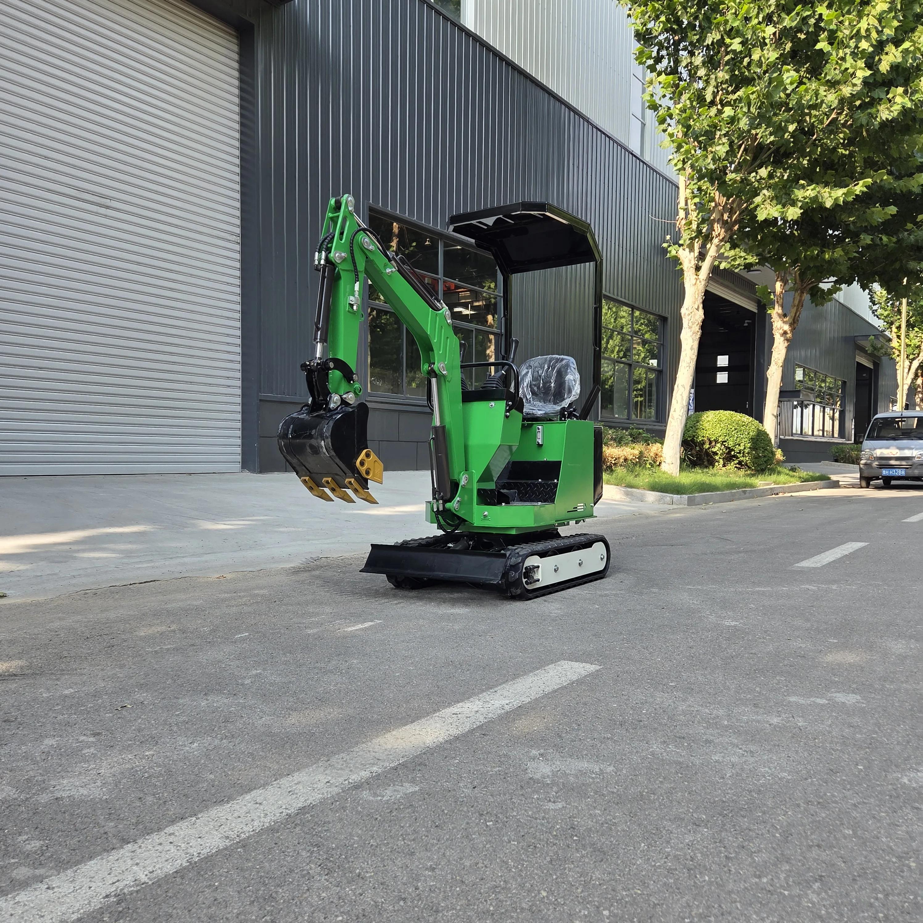 Wysokowydajna, 1-tonowa mini koparka domowa – silnik KOOP/Briggs & Stratton, ciśnienie 19 kPa i wszechstronne zastosowanie