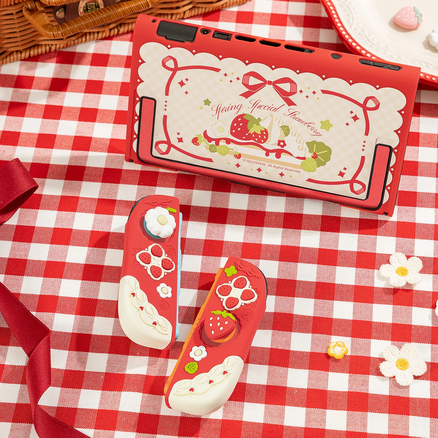 Silikonowe etui ochronne Geekshare i osłonki Joy-Con do Switch 2 z 1 parą personalizowanych nakładek na analogi, Spring Strawberry — zdjęcie produktu 4