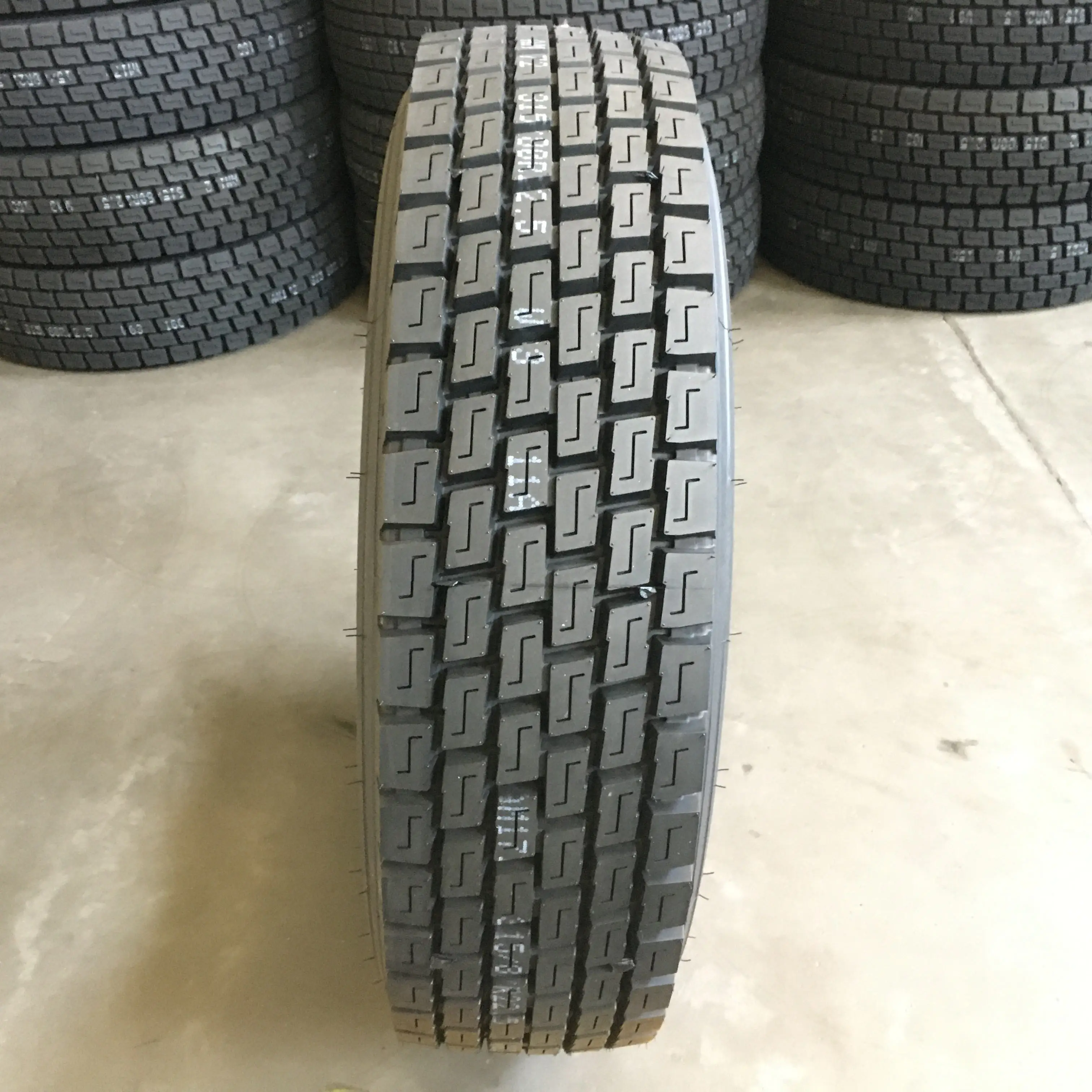 China factory best selling 215/75R17.5 235/75R17.5 265/70R19.5 radial drive wheel truck tyres